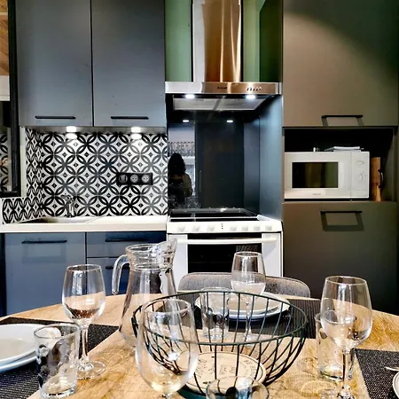 Appartement Rénové Avec Kitchenette, Balcon Et Wifi - Fr-1-598-84